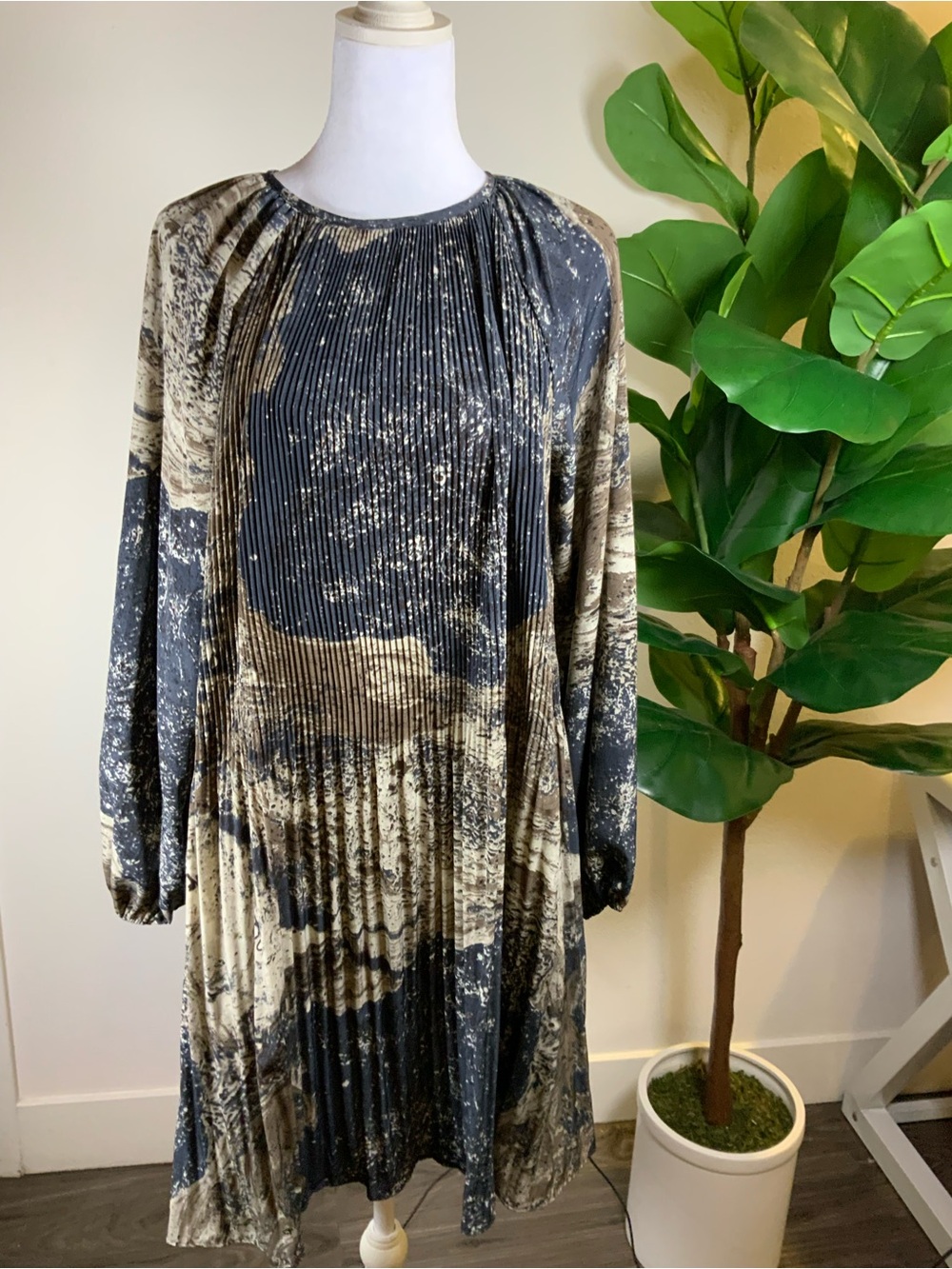 Grade n Gather. Abstract Pleated Long-Sleeve Midi Dress in Black and Taupe